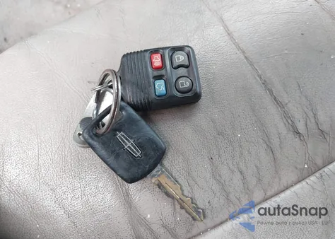 2011 Lincoln Town Car Signature Limited z USA, uszkodzony, nr VIN 2LNBL8CV2BX752692